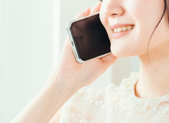 電話する女性