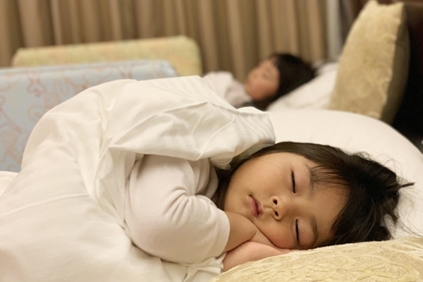 眠る女の子